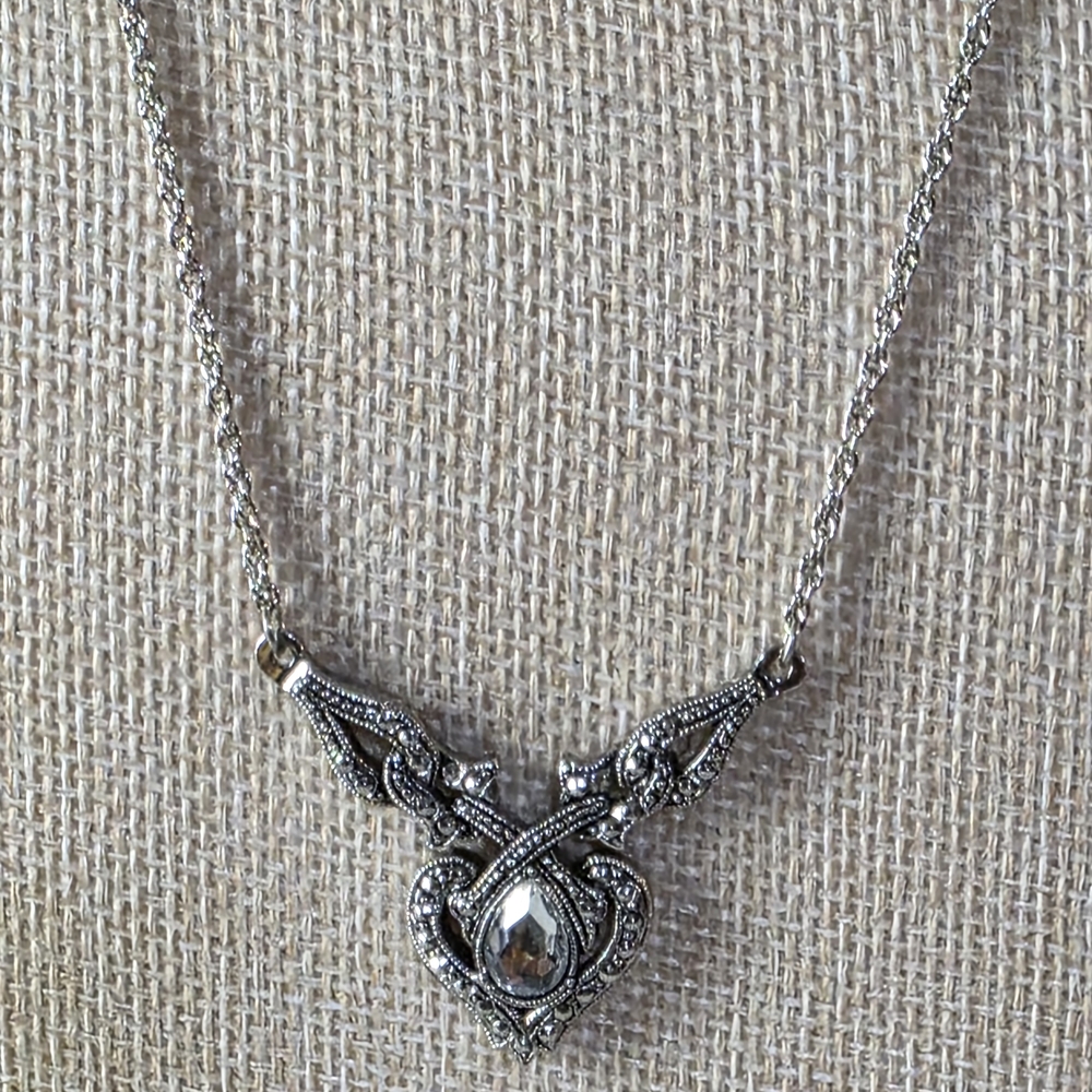 Vintage Avon 1994 Romantic Essence  Neclace NWT